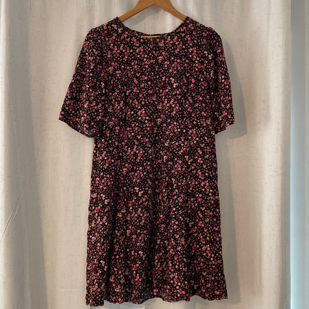 Floral old navy dress perfect for the summer with cut out back.